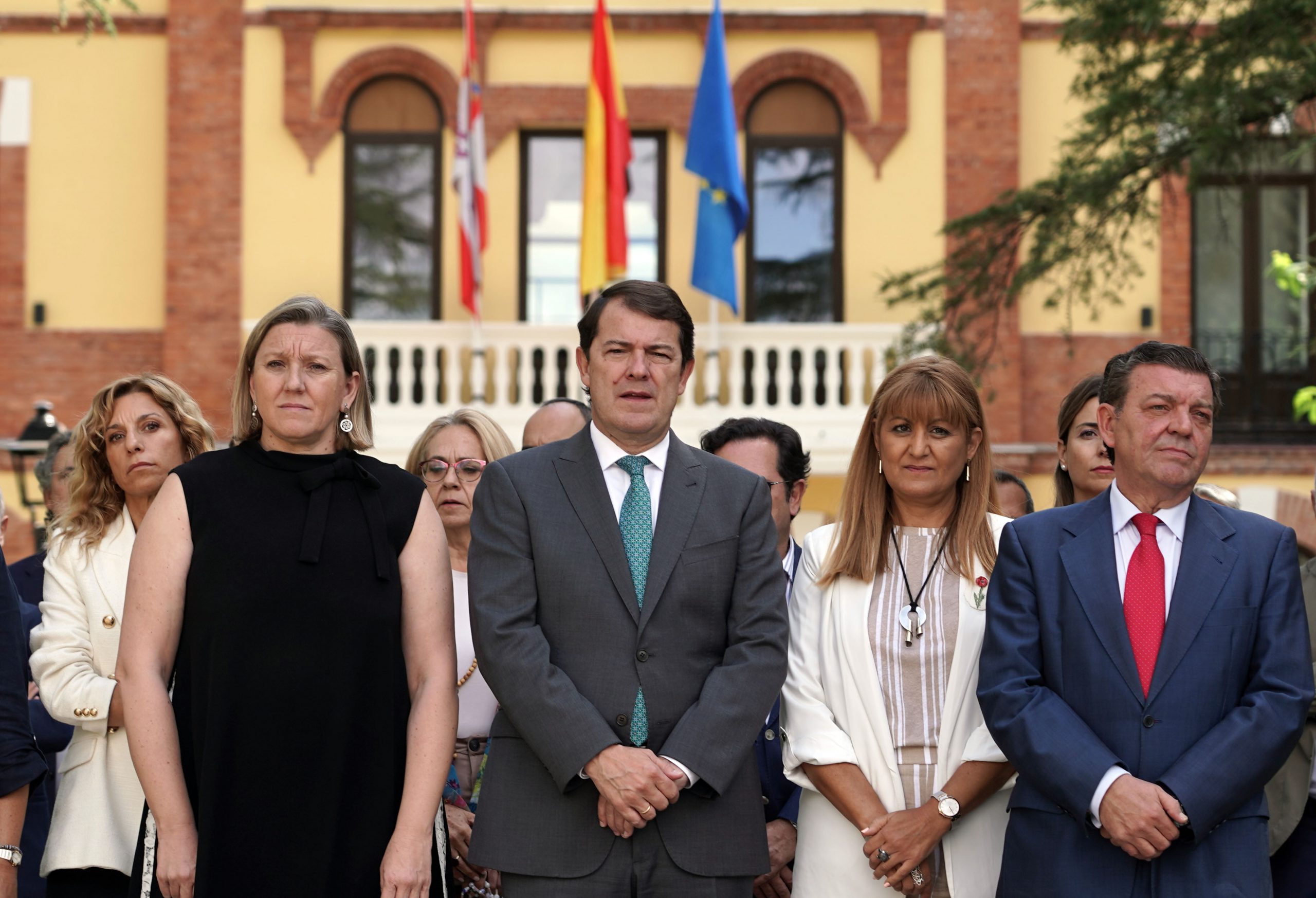 El presidente de la Junta ayer durante el minuto de silencio por el asesinato de una mujer en Béjar.  / Rubén Cacho