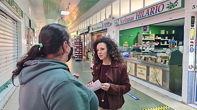 Noemí Otero visita el Mercado de La Albuera.