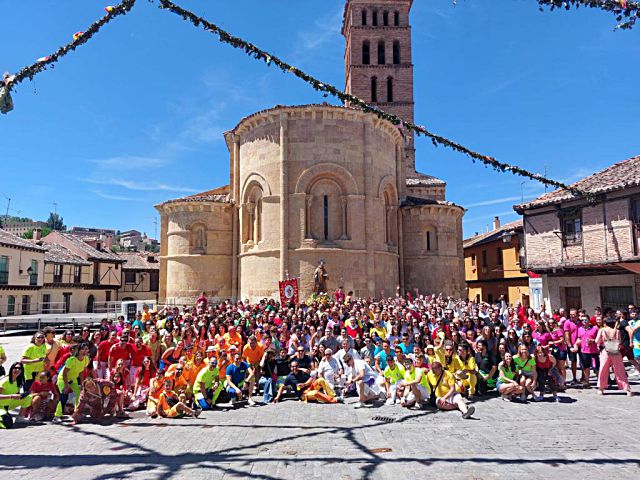 Fotografía de grupo tomada ayer en la Plaza de San Lorenzo con decenas de peñistas junto a la imagen del patrón durante la procesión. / Peña El Dado