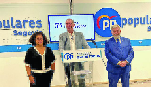 Rosalía Serrano (izquierda) junto a José Mazarías (centro) y Alejandro González-Salamanca (derecha).