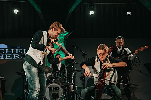 Los hermanos Pablo y Alejandro Turlo, Violincheli Brothers, en una de sus actuaciones. / E. A.