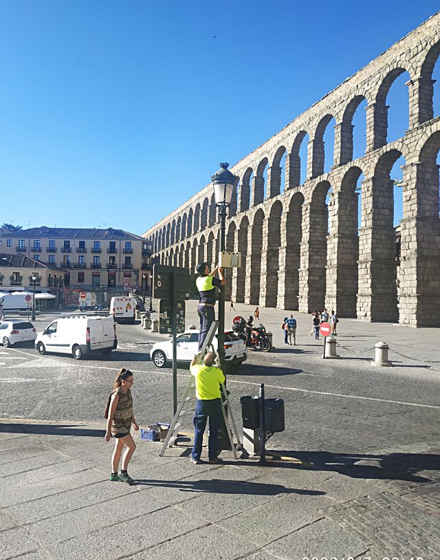 Unos operarios instalan el aforador en la calle San Juan.