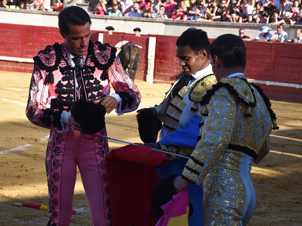 Momento en el que el local Igor Pereira toma la alternativa de manos de Uceda Leal y en presencia de Gómez del Pilar./ A.M.
