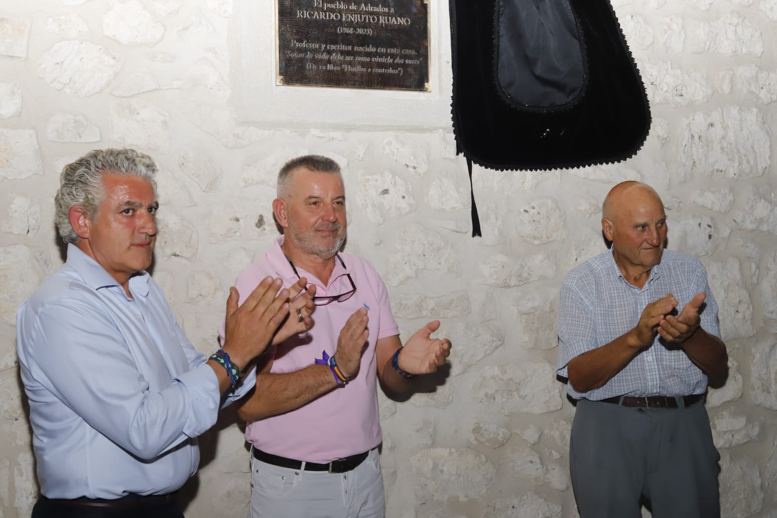 Adrados homenajea al fallecido profesor y escritor Ricardo Enjuto.