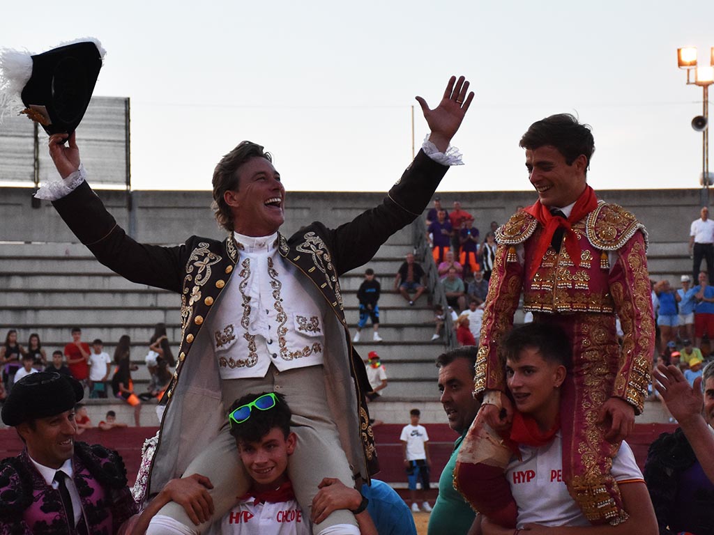 Rui Fernandes y Saúl Sanz salen en hombros de Cantalejo. / A.M.