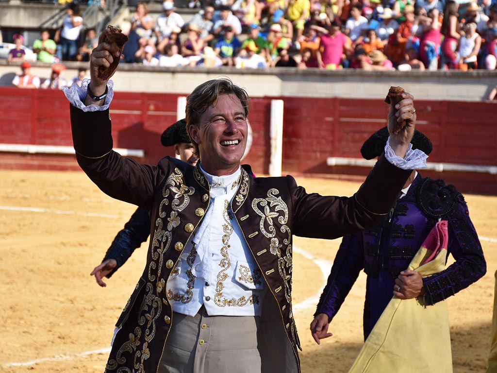 Cantalejo | La dureza de la profesión y la alegría del triunfo 4 Rui Fernadez pasea dos orejas en Cantalejo. / A.M.