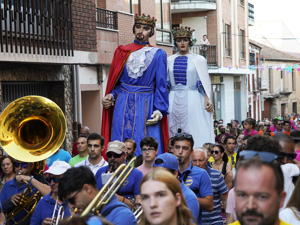 Desfile de peñas de Cantalejo, con gigantes y cabezudos. / MIGUEL ÁNGEL FERNÁNDEZ