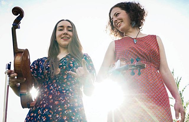 El dúo Castellanas actúa mañana en el Museo del Paloteo. / E. A.