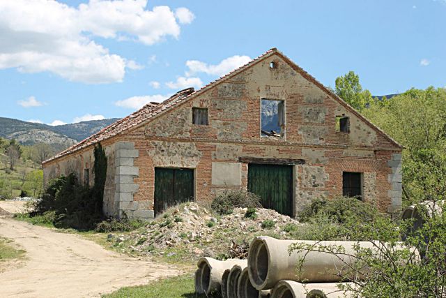 La Casa de la Máquina de Pulimentos, ubicada en la vera del río Cambrones, cerca del Puente Viejo.