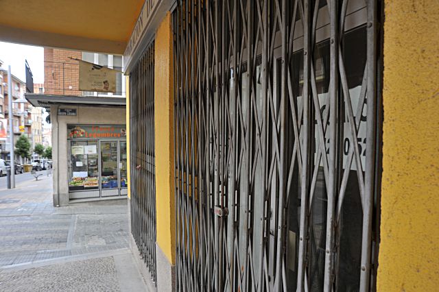 El Ayuntamiento de Segovia espera contar con medio millón de euros para activar el comercio local 1 Negocios locales cerrados en la Calle José Zorrilla de Segovia.