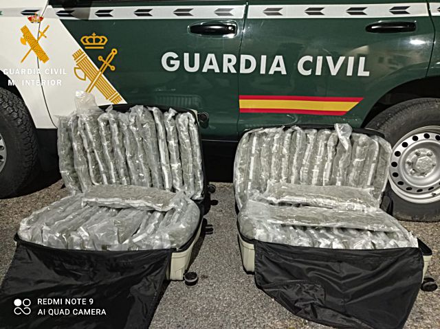 Dos maletas con 60 paquetes de marihuana incautada por la Guardia Civil el pasado mes de marzo. / E. A.