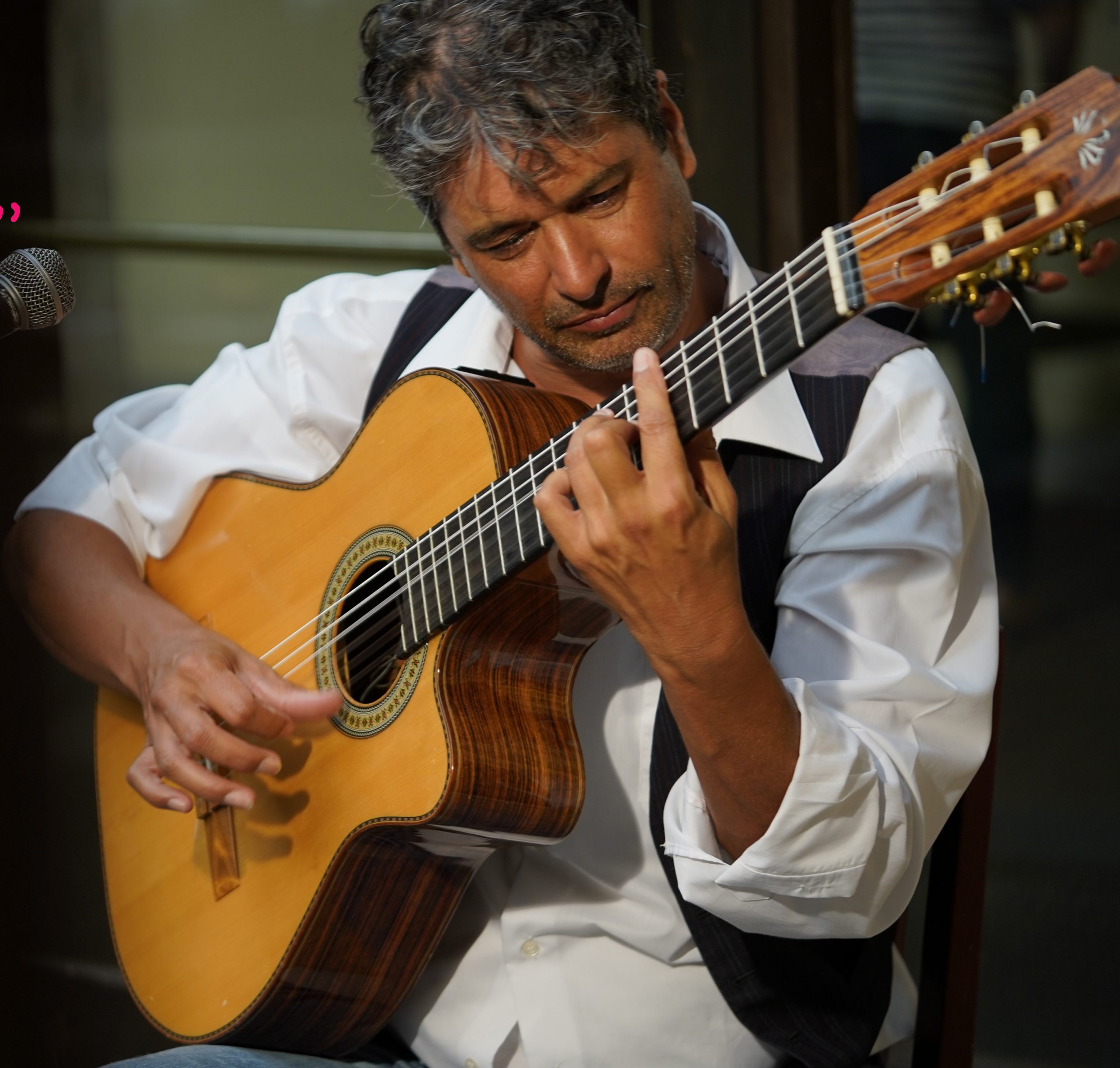 Juan Hedo, con su guitarra, en un concierto. / Jesús Redondo