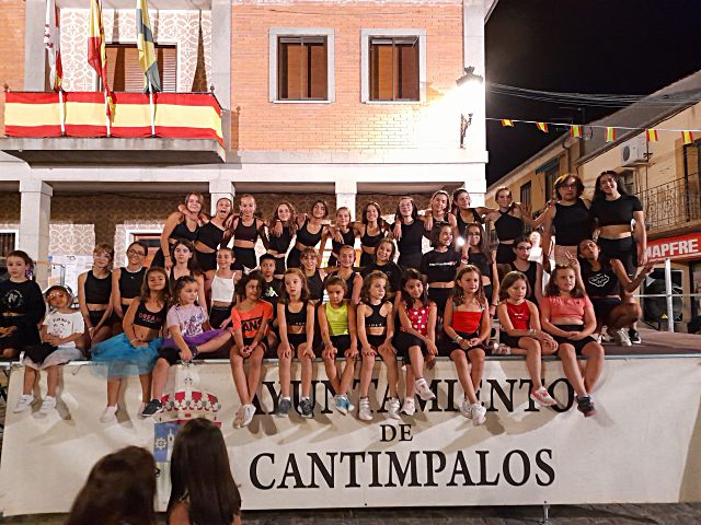 Las niñas que actuaron el domingo en la Plaza Mayor.