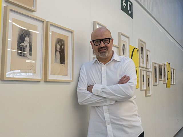 El ahora concejal, en noviembre de 2022 cuando promovió y comisarió la exposición ‘Kaulak, maestro del retrato fotográfico’. / Nerea Llorente