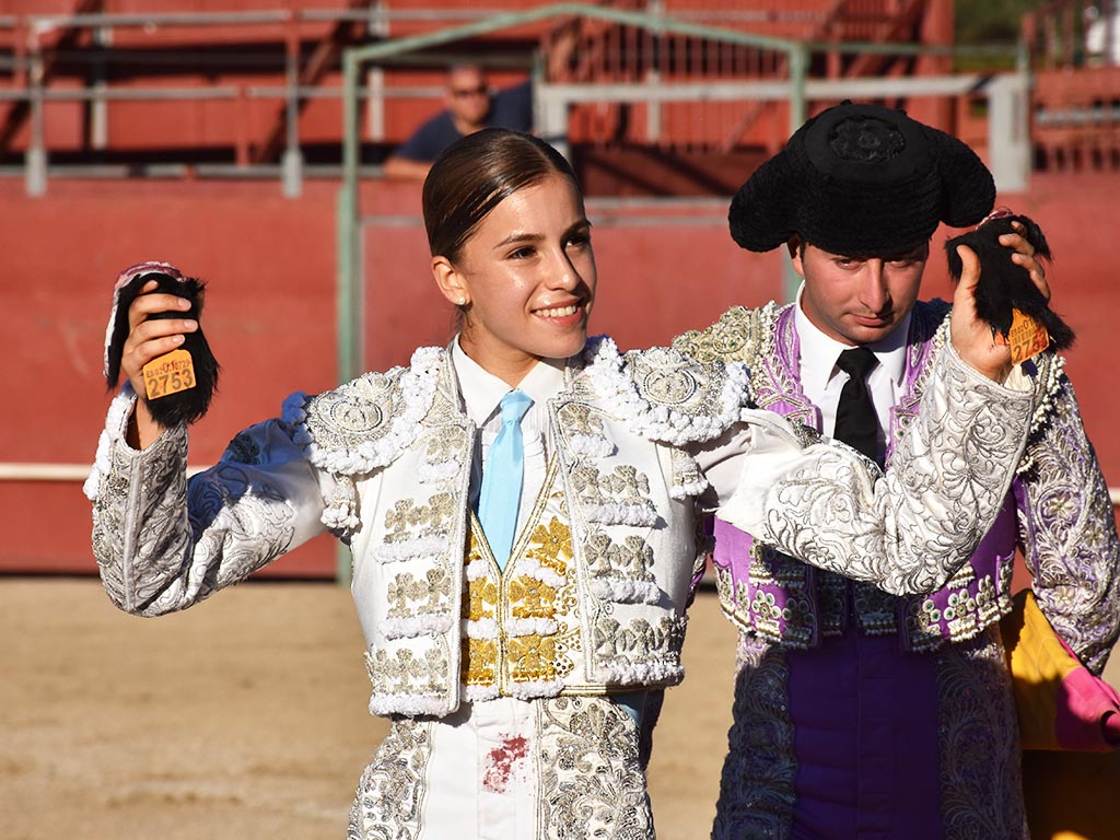 Olga Casado pasea dos orejas. / A.M.