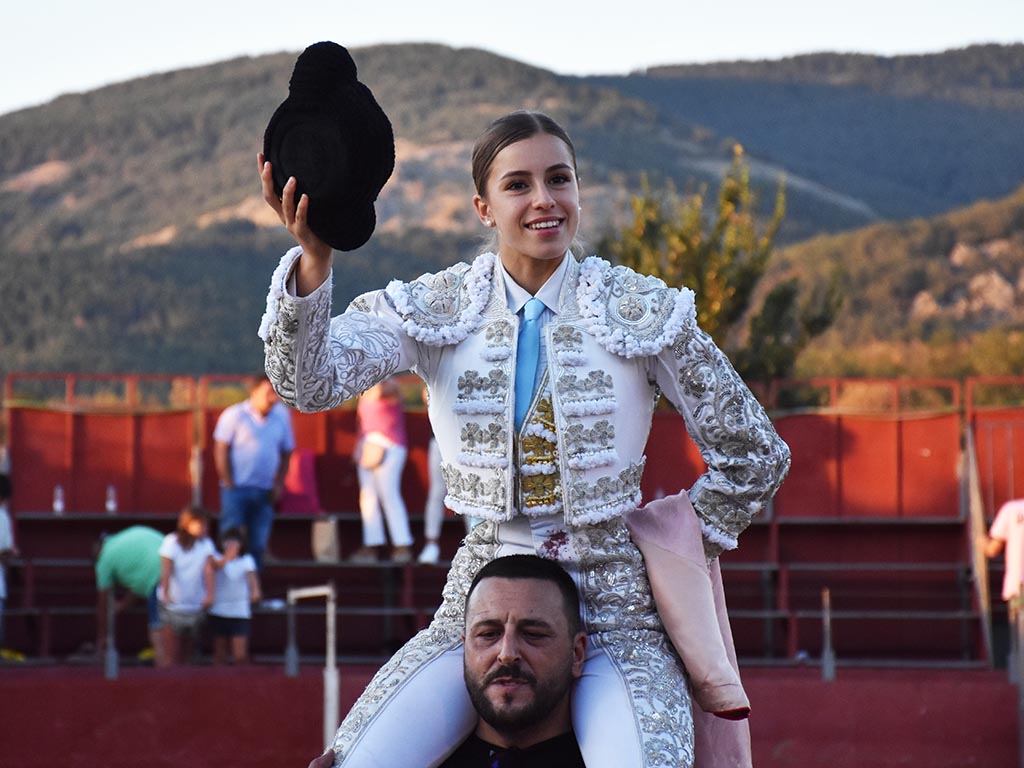Olga Casado sale en hombros de la plaza de La Granja. / A.M.