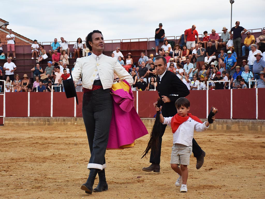Finito de Córdoba pasea junto a Cayetano de Frutos dos orejas y un rabo. / A.M.