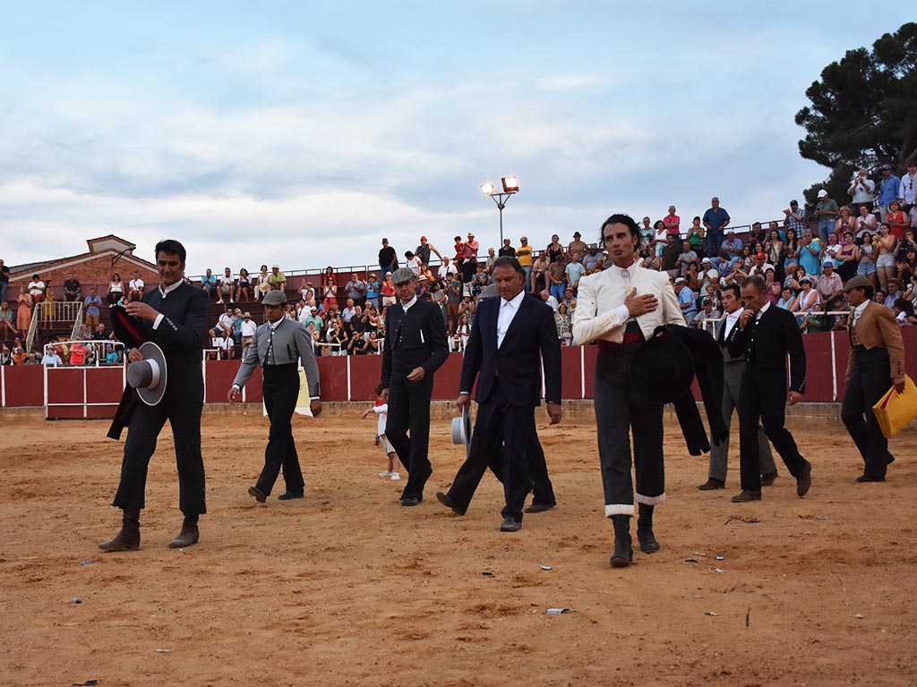 Jesulín de Ubrique y Finito de Córdoba salen de la plaza de Mozoncillo con sus respectivas cuadrillas. / A.M.