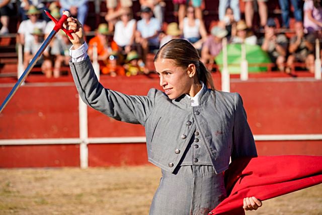 Las dos orejas de Olga Casado 3 Con la espada preparada poco antes de entrar a matar.
