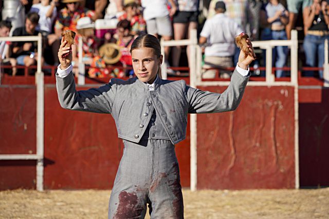 Olga Casado posa con sus dos trofeos al acabar la lidia.