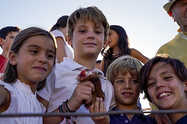 Las dos orejas de Olga Casado 4 Los nietos del Maestro Hernando reciben una de las orejas.
