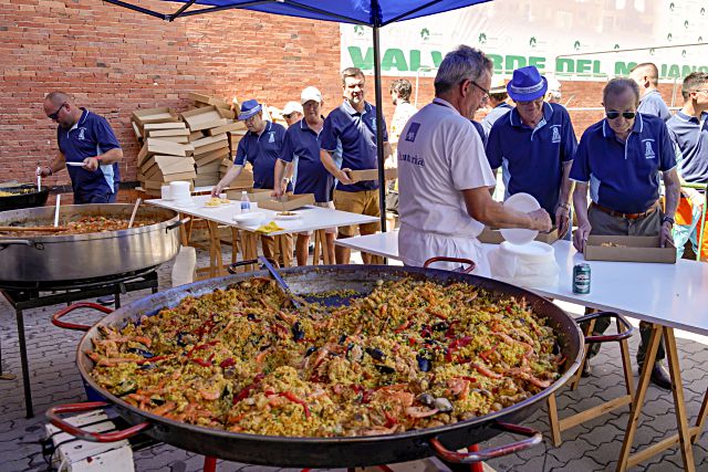 Tabladillo y Valverde deI Majano celebran el día de San Roque 2 Paellada popular en Valverde del Majano.