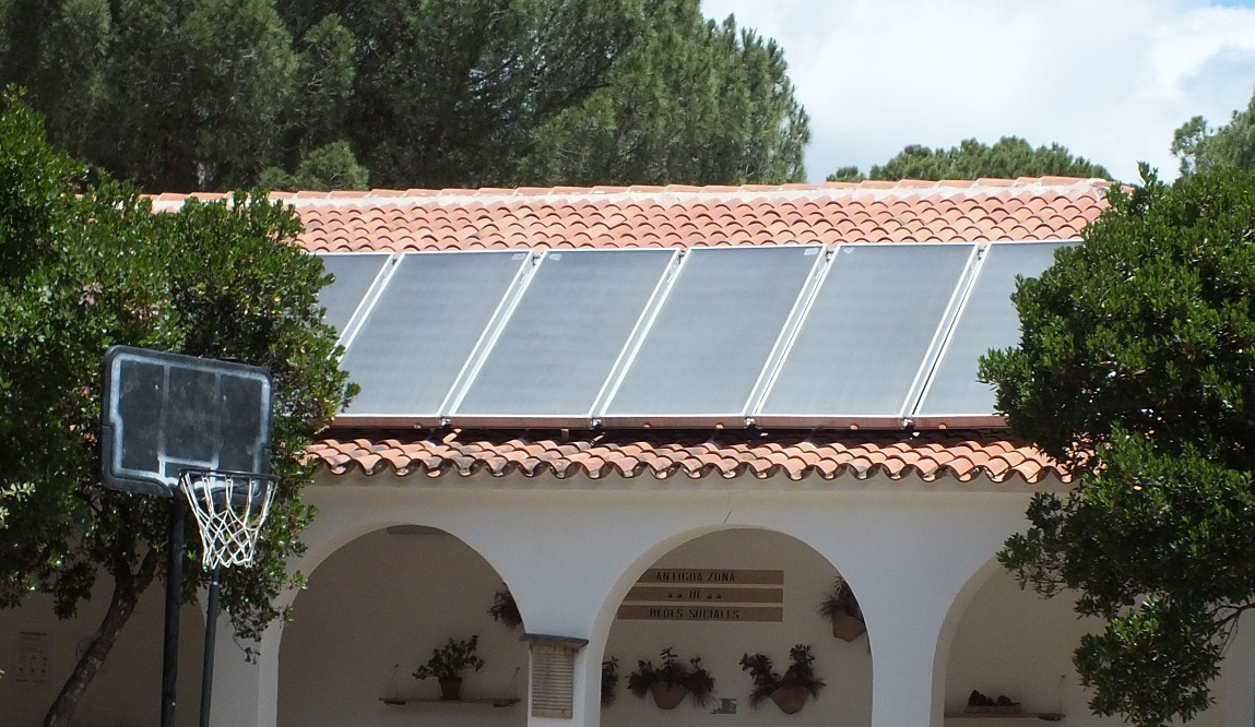 Una vivienda con un panel solar fotovoltaico.