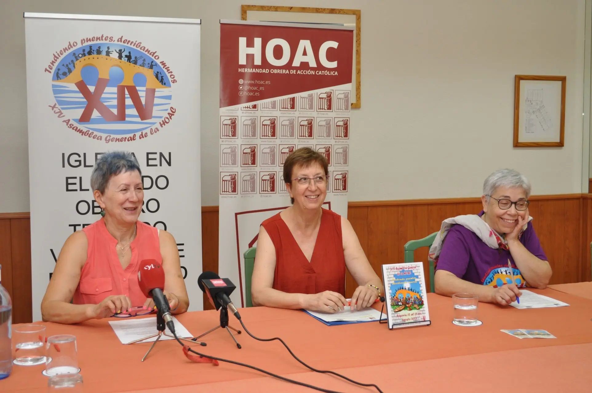 Maru Megina (centro), junto a otras responsables. / HOAC