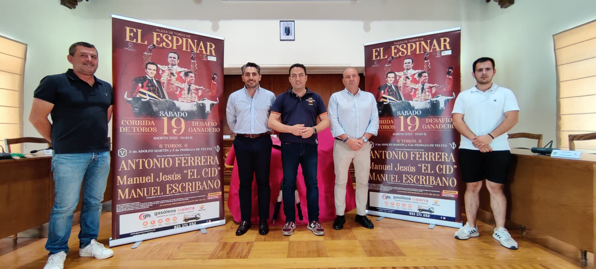 Javier Figueredo, alcalde de El Espinar, y Javier Hernando, concejal de Festejos, junto al empresario Arellano.