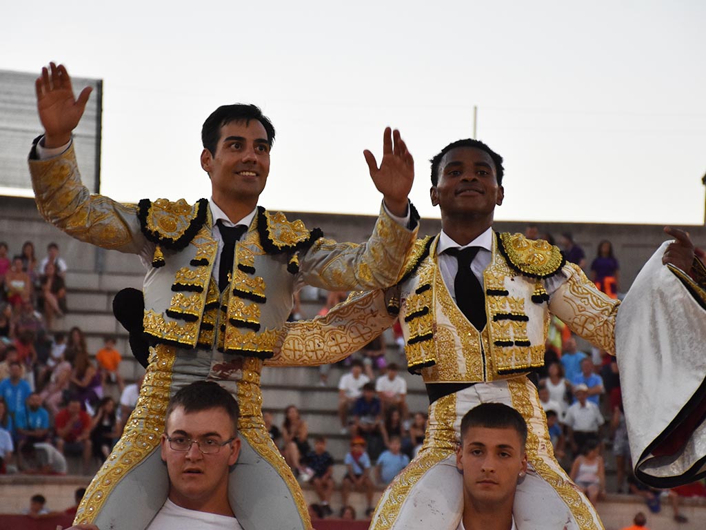 Gómez del Pilar e Igor Pereira salen por la Puerta Grande de la plaza de toros de Cantalejo. / A.M.