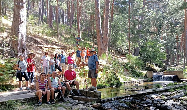 El grupo de senderistas, durante un descanso en el Azud del Acueducto romano. / J.C.S.