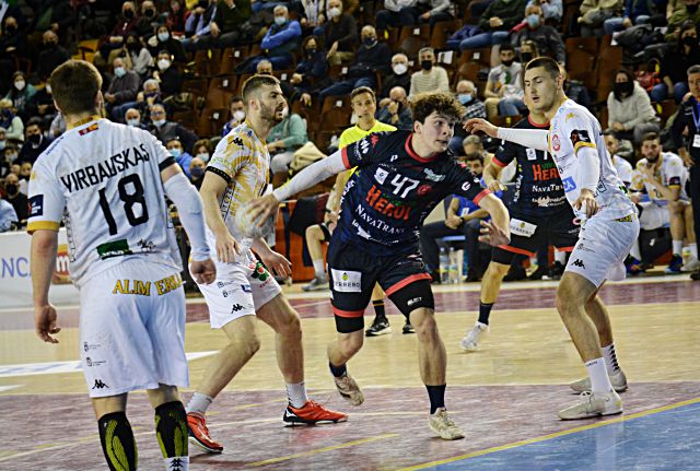 Tomas Smetanka intenta lanzar desde los seis metros en un encuentro anterior disputado por Balonmano Nava y Ademar./ AMADOR MARUGÁN