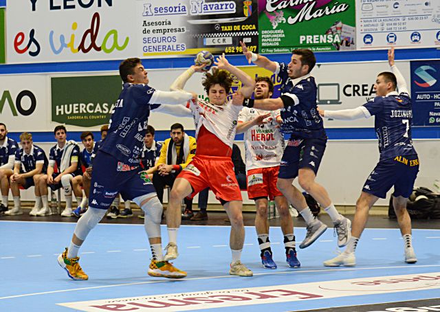 Tomas Smetanka es frenado por dos jugadores del Ademar durante un partido anterior./ AMADOR MARUGÁN