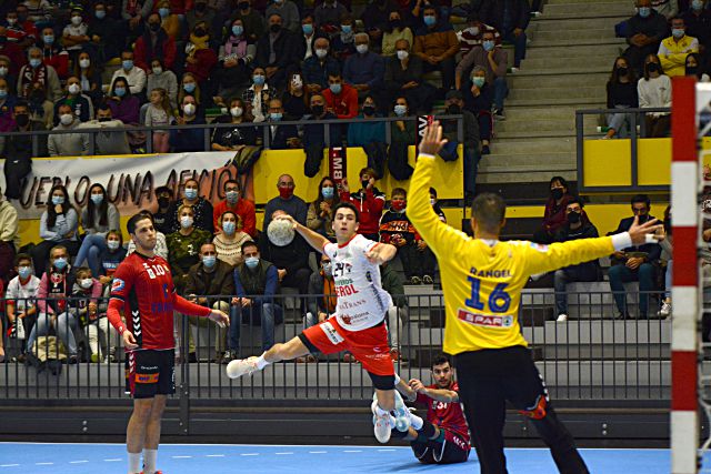 Óscar Marugán entra por el extremo en un partido ante Granollers./ AMADOR MARUGÁN