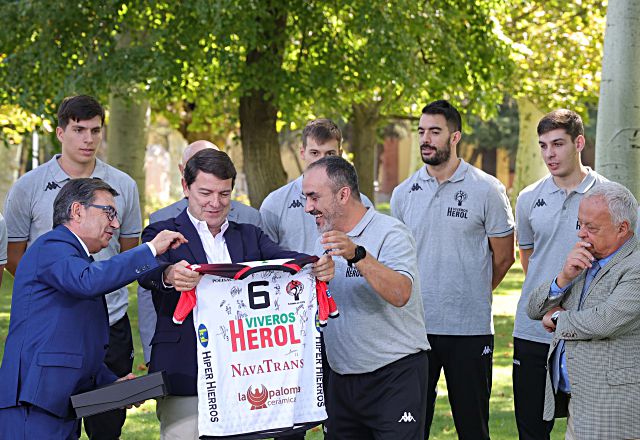 Mañueco, recibiendo una camiseta del Balonmano Nava./ JUNTA CYL