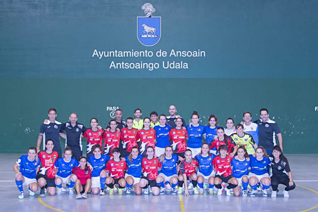 Las plantillas del Segosala y el Txantrea, junto a entrenadores y árbitros después del partido./ E.A.