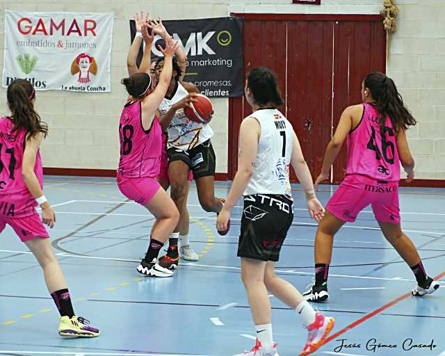 Un momento del amistoso jugado por El Cochinillo./ JESÚS GÓMEZ