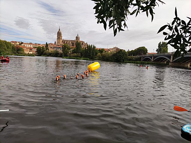 Competidores dispuestos a iniciar el Acuatlón en el río Tormes./ LACERTA