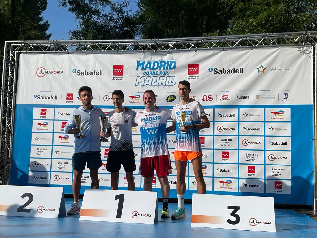 Guerra, segundo por la izquierda, tras la entrega de premios./ MADRID CORRE POR MADRID