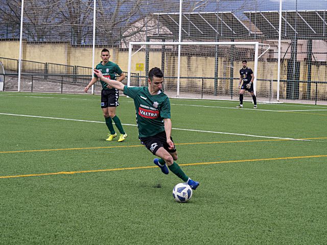 David Arranz envía un balón en largo./ KAMARERO