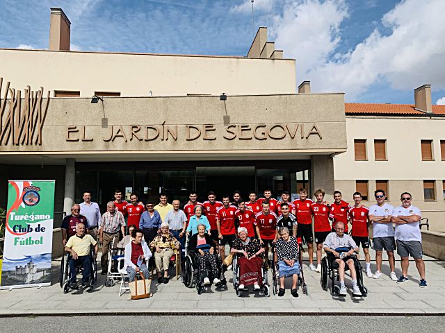 Foto de familia de los integrantes del Turégano con los residentes de El Jardín de Segovia./ EL ADELANTADO