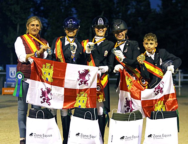 Carla, con el equipo autonómico campeón de España. / FEDERACIÓN