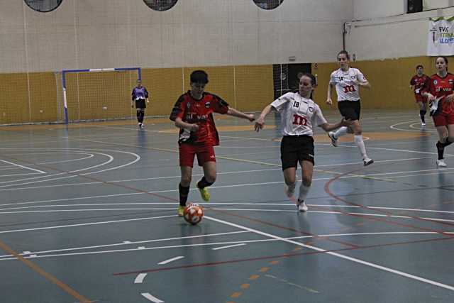 Miri intenta superar a una rival del Básico Rivas./ SEGOSALA