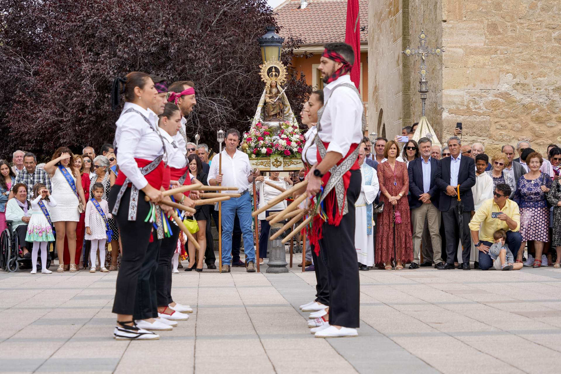 La misa y los paloteos protagonizan las fiestas de Abades 1 Misa y Procesión Virgen de los Remedios en Abades.