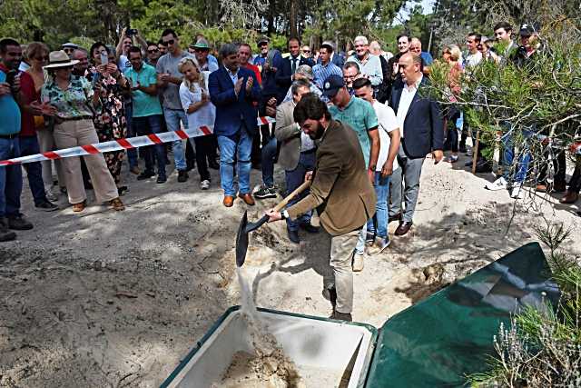 Momento de la colocación de la primera piedra de la tercera y última fase de la recarga del acuífero de El Carracillo.