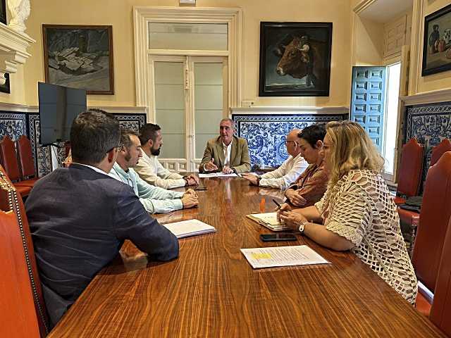 El alcalde de Segovia, José Mazarías, presidió el encuentro entre Gobierno y hosteleros.