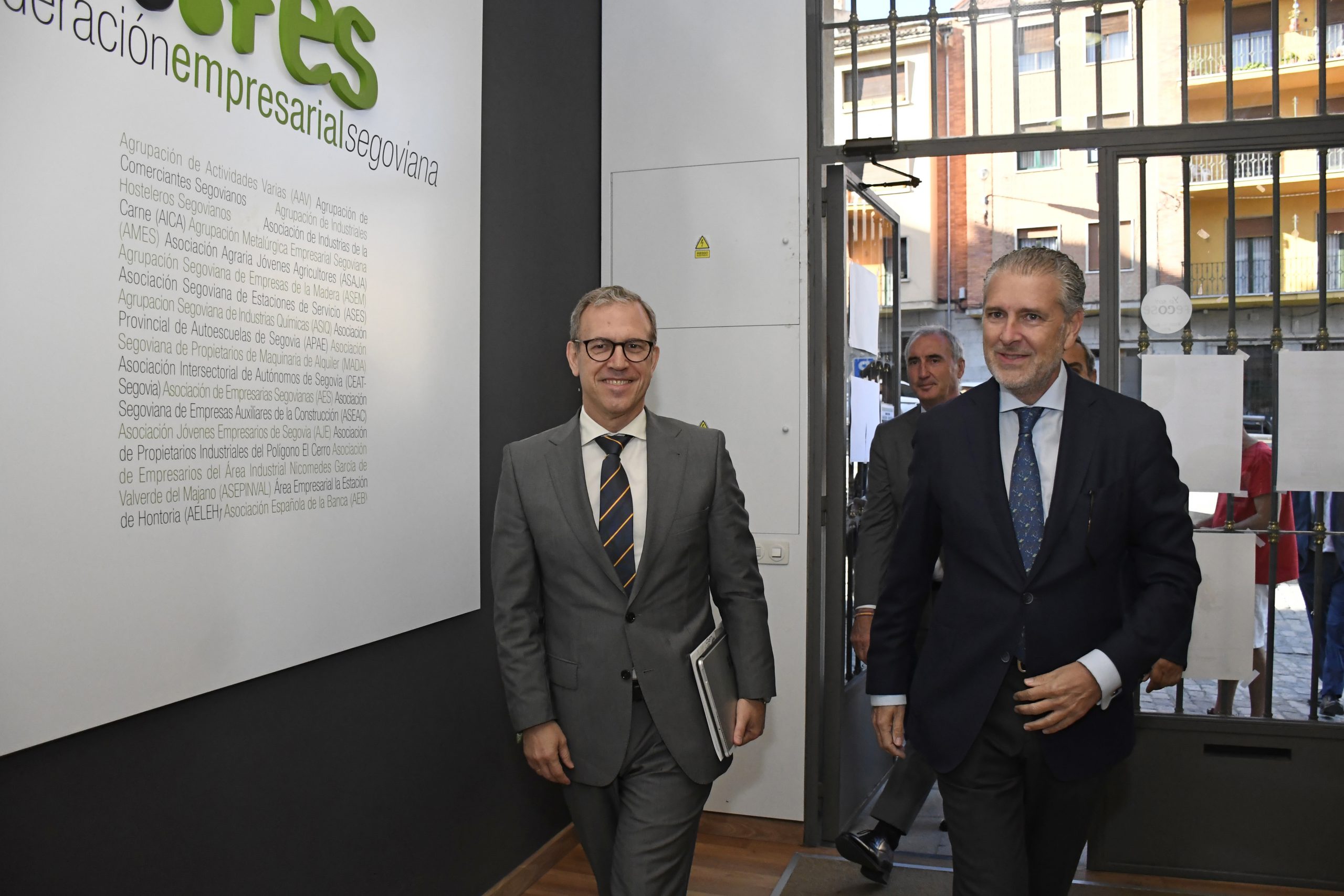 El consejero de Industria, Comercio y Empleo, Mariano Veganzones, presenta la feria de empleo 'Tándem 2023', organizada por la Federación Empresarial Segoviana, FES. / NACHO VALVERDE - ICAL