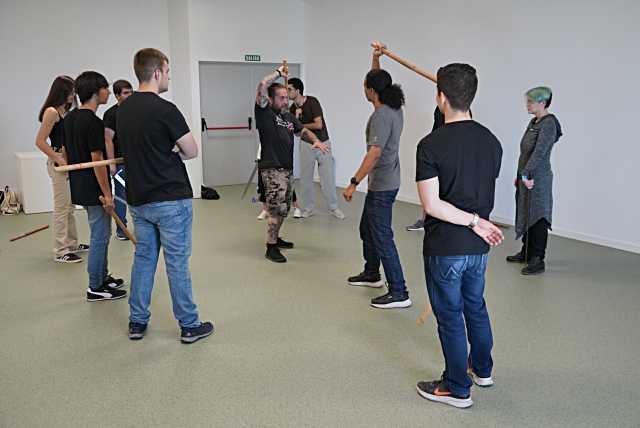 Los segovianos sacan su lado más friki en el Centro Cívico de Nueva Segovia 2 ‘Hijos del Lobo’ enseñan a manejar espadas y hachas.