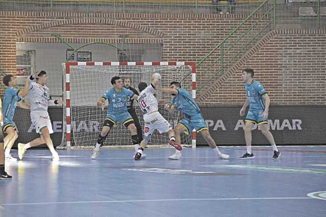 Carró y Moyano intentan evitar la penetración de Rodrigo./ R. MONTALVO