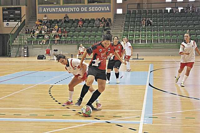 Cris de Andrés controla el balón en un partido anterior del Segosala Naturpellet./ A.V.